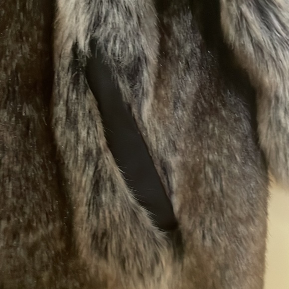🔥Cropped faux fur jacket🔥 All offers welcome - Picture 2 of 4